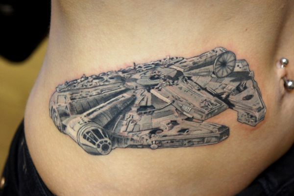 Интересная татуировка Star Wars Millennium Falcon для девочек