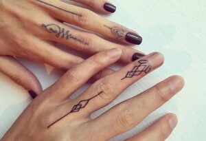 Тату на пальце: минимализм Тату на пальце: минимализм